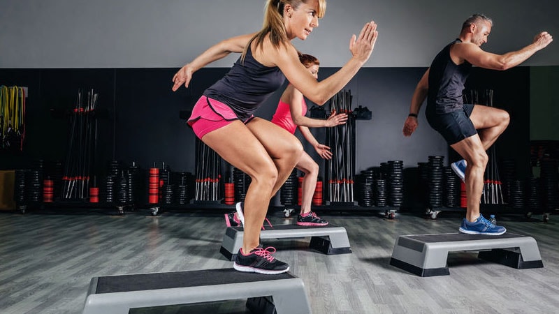 Step Aerobic – intensives Bein- und Po-Training mit dieser Variante des Aerobic Trainings.